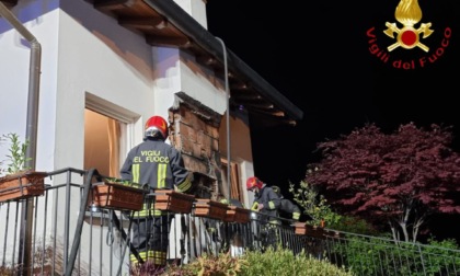 Brucia il tetto di una casa a Porlezza