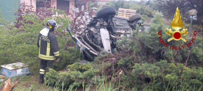 Incidente a Beregazzo: si ribalta con l’auto, soccorsa una ragazza