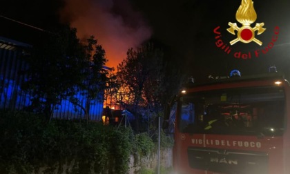Incendio alla ditta Casati di Cantù: in fiamme un silos di scarti di legname