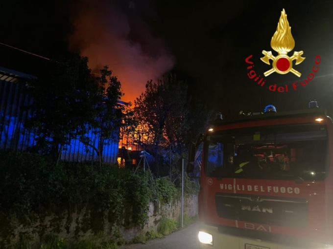 Incendio alla ditta Casati di Cantù: in fiamme un silos di scarti di legname
