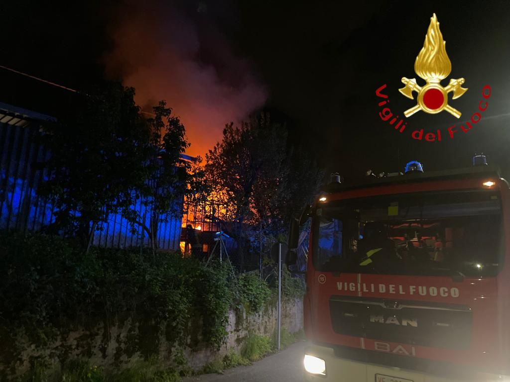 Incendio Alla Ditta Casati Di Cant In Fiamme Un Silos Di Scarti Di Legname Prima Como