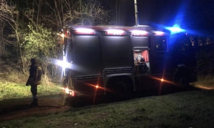 Incendio nel bosco lungo la vecchia ferrovia