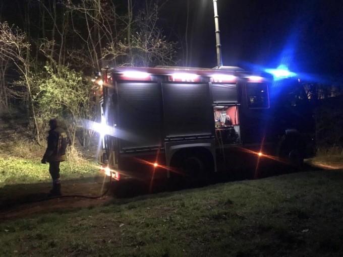 Incendio nel bosco lungo la vecchia ferrovia