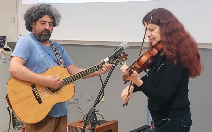 La violinista di Bob Dylan, Scarlet Rivera, in concerto per gli studenti del Sant’Elia