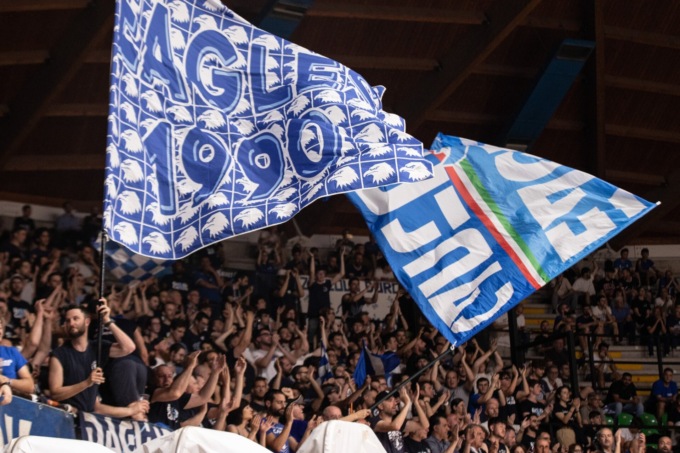 Benetti colpito in faccia dai tifosi canturini alla fine della semifinale play off