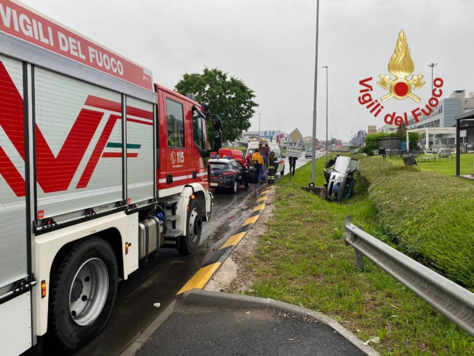 Si ribaltano con l’auto e finiscono contro un palo