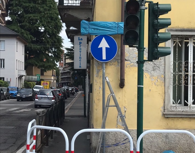 Sindaco operaio oscura il cartello contestato