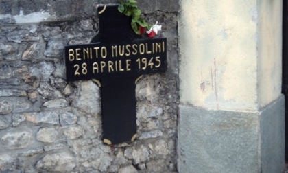 Toglie i fiori dalla lapide di Mussolini a Mezzegra: indagato dalla Procura per danneggiamento