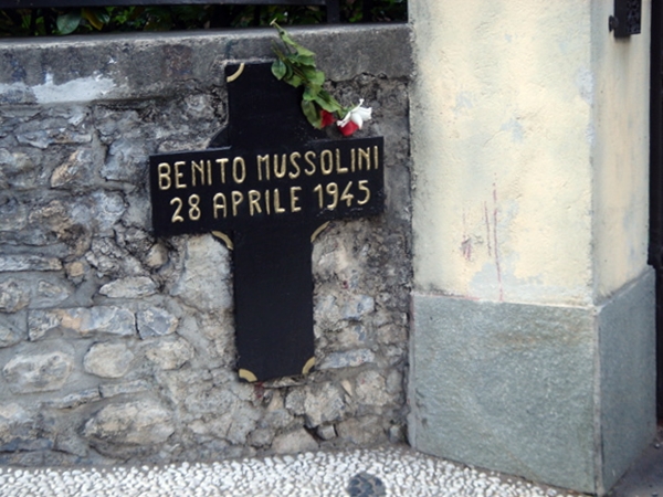 Toglie i fiori dalla lapide di Mussolini a Mezzegra: indagato dalla Procura per danneggiamento