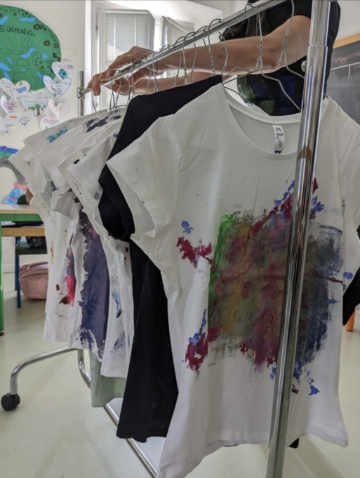Ecco i frutti del Nicky Lab: il progetto di riutilizzo degli abiti alla scuola elementare di Laglio