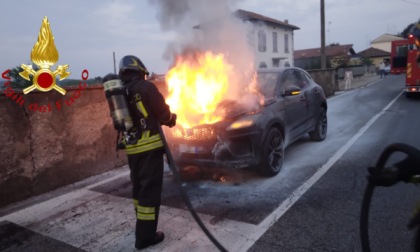 Faloppio, auto prende fuoco in via Veneto