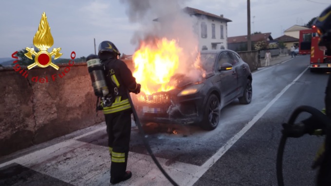 Faloppio, auto prende fuoco in via Veneto