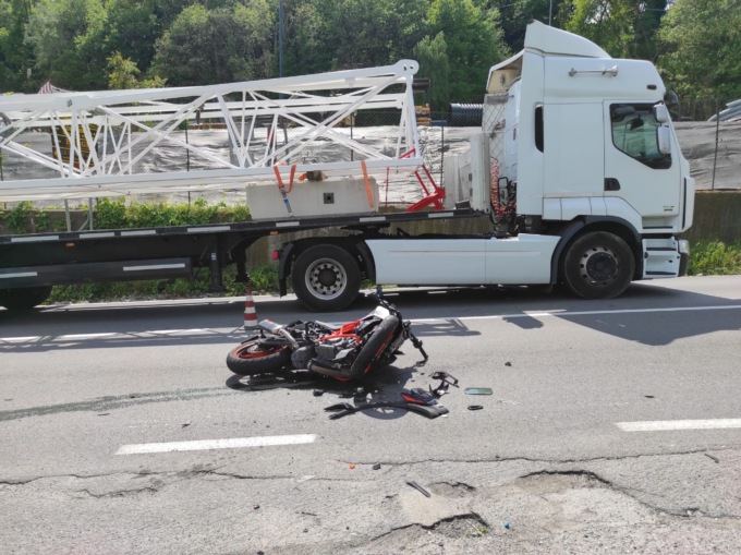 Casnate con Bernate: ragazzo di 19 anni ferito gravemente in un incidente con la moto