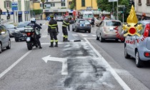 Perdita d'olio in via Briantea: sbandano due auto e cade un motociclista