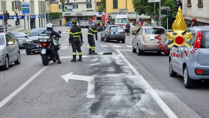 Perdita d’olio in via Briantea: sbandano due auto e cade un motociclista