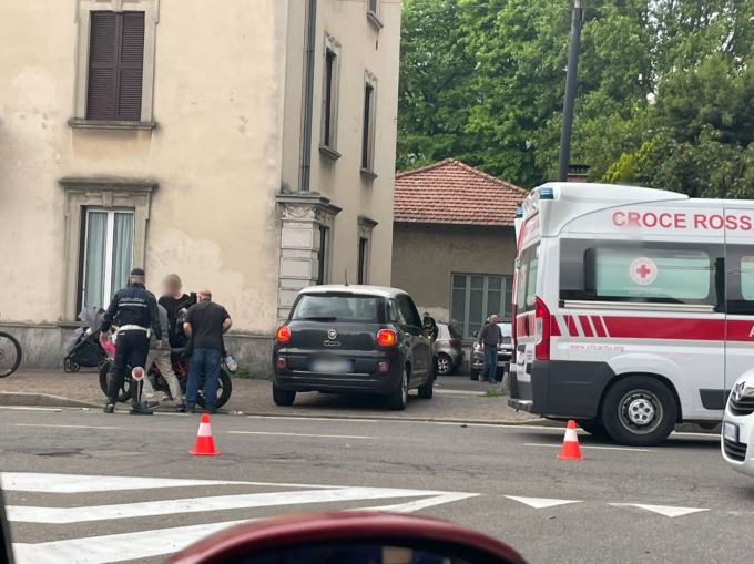 Incidente a Cantù: scontro tra auto e moto in viale alla Madonna. Feriti due giovanissimi