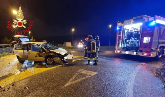 Si schianta all’uscita della Pedemontana e l’auto inizia a perdere GPL: intervengono i Vigili del fuoco