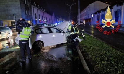 Incidente nella notte a Como: distrugge la macchina e danneggia un palo della luce
