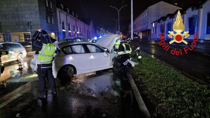 Incidente nella notte a Como: distrugge la macchina e danneggia un palo della luce