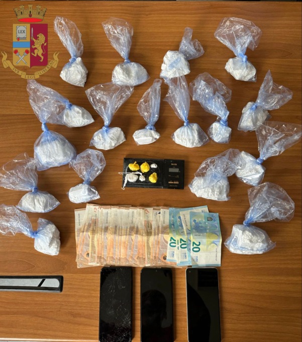 Quasi un chilo di cocaina nelle sue due macchine: arrestato spacciatore marocchino