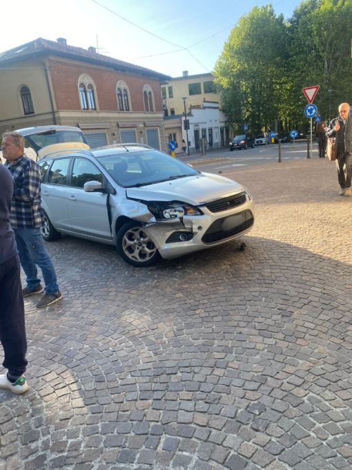 Cantù: incidente in viale alla Madonna