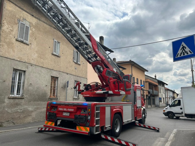 Tegole pericolanti in via IV novembre