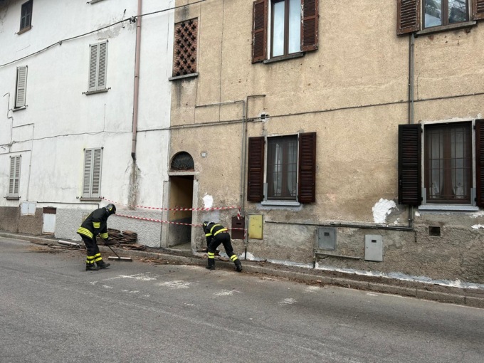 Tegole pericolanti in via IV novembre