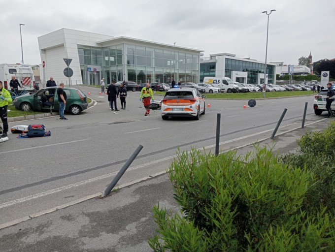 Scontro tra auto e moto a Cantù