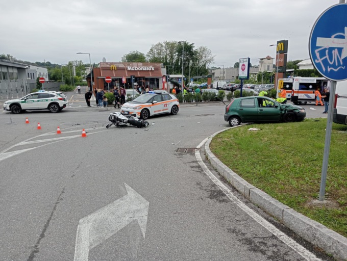 Scontro tra auto e moto a Cantù: gravissimo il motociclista