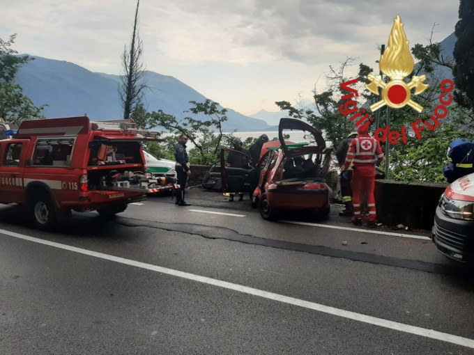 Spaventoso incidente a Brienno: macchina distrutta e due giovanissimi in ospedale