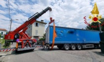 Camion incastrato a Cantù: serve l'intervento dell'autogru dei pompieri