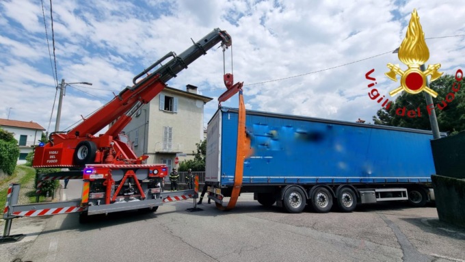 Camion incastrato a Cantù: serve l’intervento dell’autogru dei pompieri