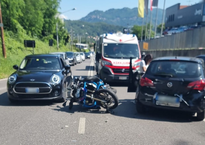 Scontro tra auto e moto sulla Statale dei Giovi