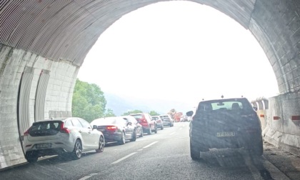 A9 completamente bloccata: ribaltamento in direzione Chiasso