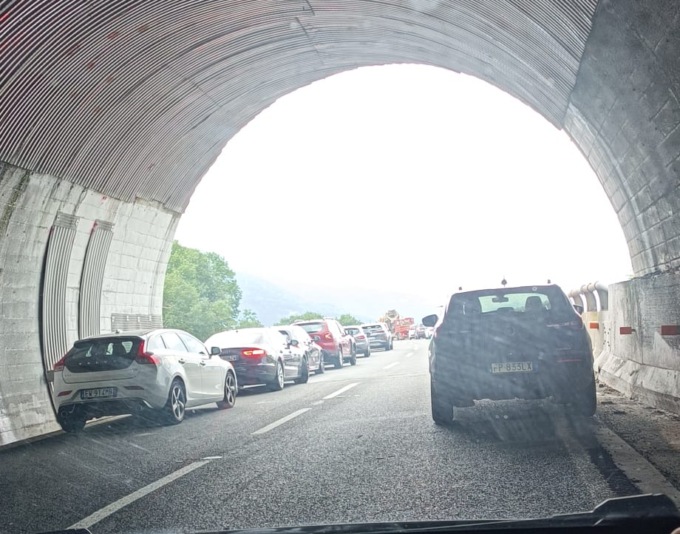 A9 completamente bloccata: ribaltamento in direzione Chiasso