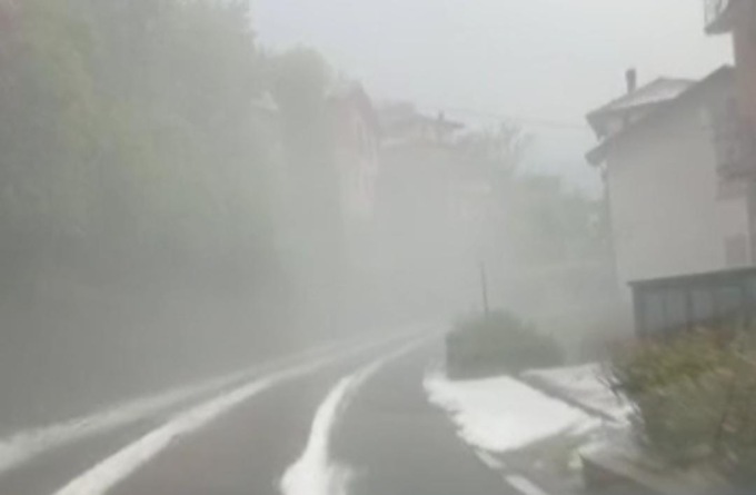 Maltempo sul lago: frana ad Argegno, “nevicata” a Lezzeno e non solo