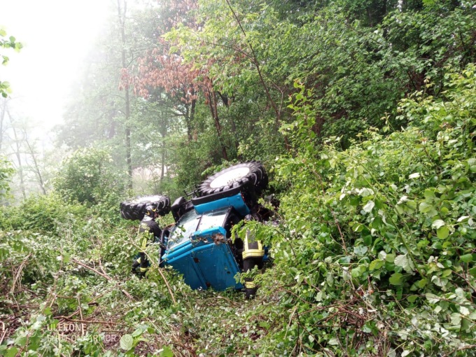 Rubano il trattore e lo abbandonano ribaltato nel bosco