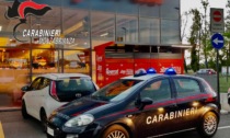 Volantini no vax con svastica al supermercato, identificata la responsabile