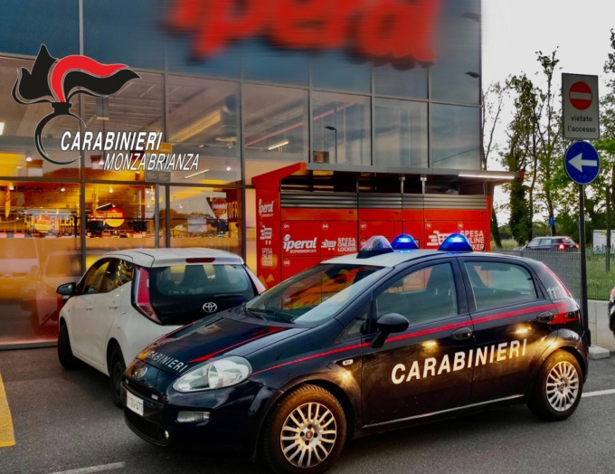 Volantini no vax con svastica al supermercato, identificata la responsabile