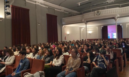 Gli studenti del Melotti a colloquio con l'autrice Viola Ardone