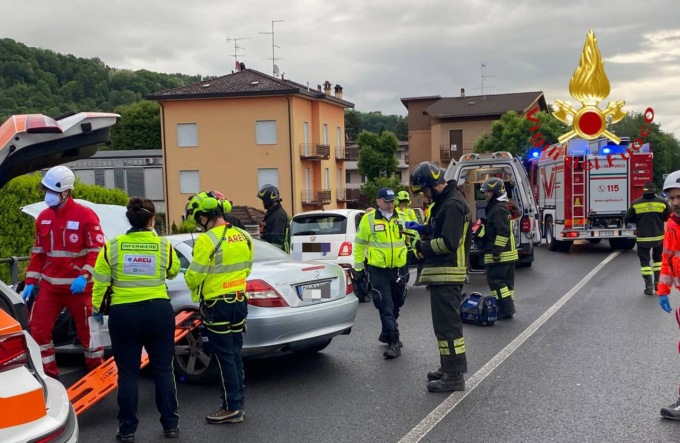 Scontro tra auto ad Albese: due feriti all’alba