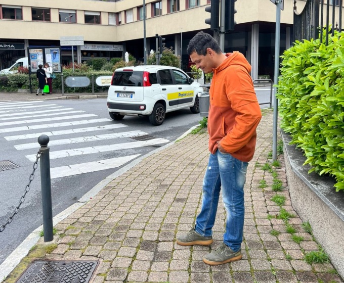 Marciapiedi dissestati a Erba: i cittadini si lamentano