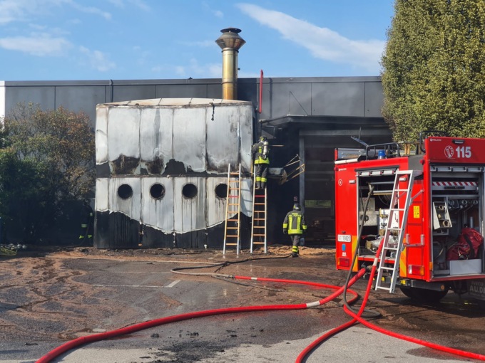 Forte boato a Cantù: a fuoco il silos di un’azienda