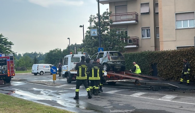 Mariano, auto prende fuoco: caos viabilità in città