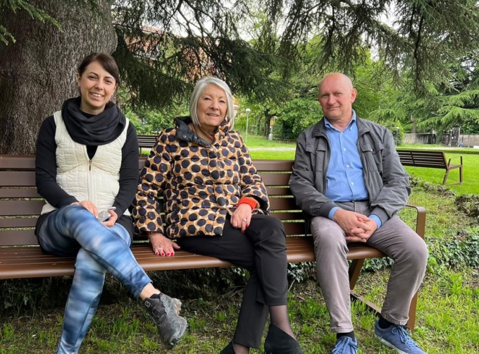 Dona quattro panchine al Comune in memoria del marito defunto