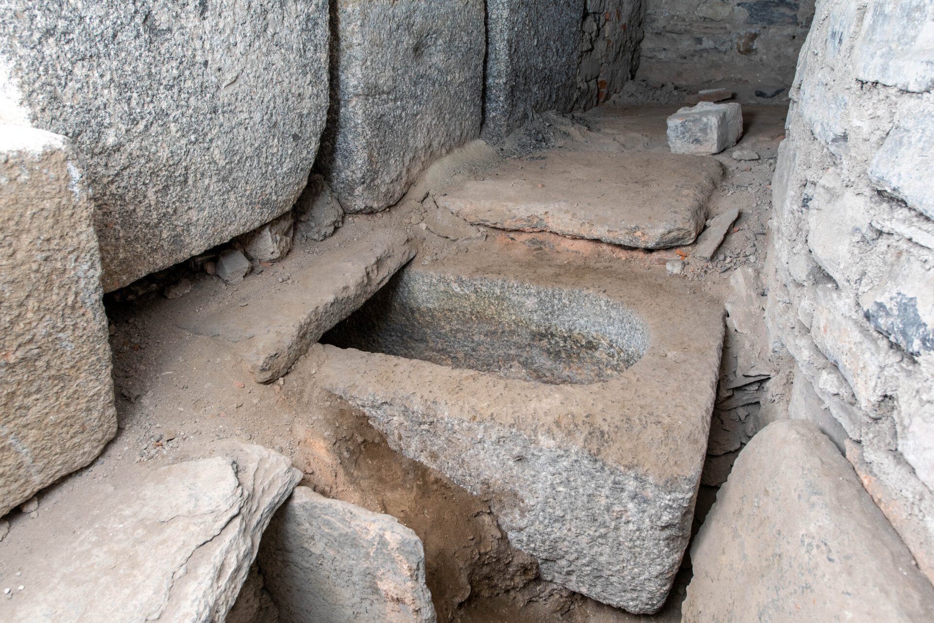 Insubria Sant'Abbondio cripta sarcofago dettaglio