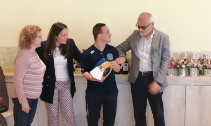 Il Ministro Locatelli consegna il defibrillatore a due associazioni comasche