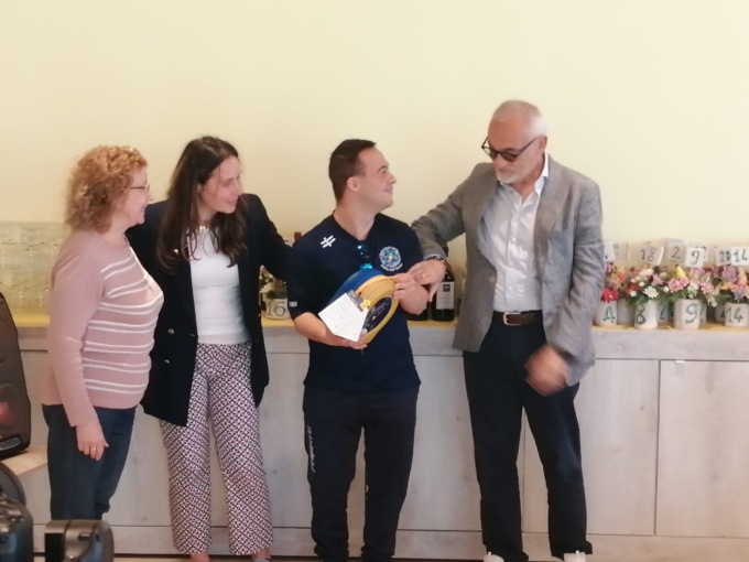 Il Ministro Locatelli consegna il defibrillatore a due associazioni comasche