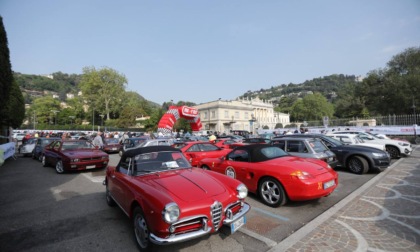 "Ruote nella Storia": la sfilata di auto d'epoca sul Lago di Como è un successo