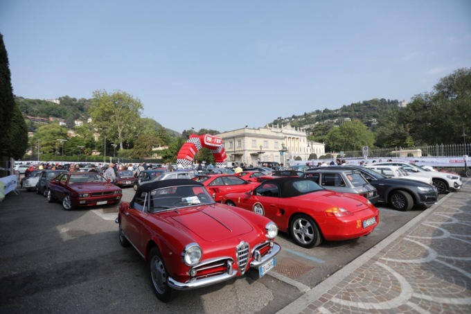 “Ruote nella Storia”: la sfilata di auto d’epoca sul Lago di Como è un successo